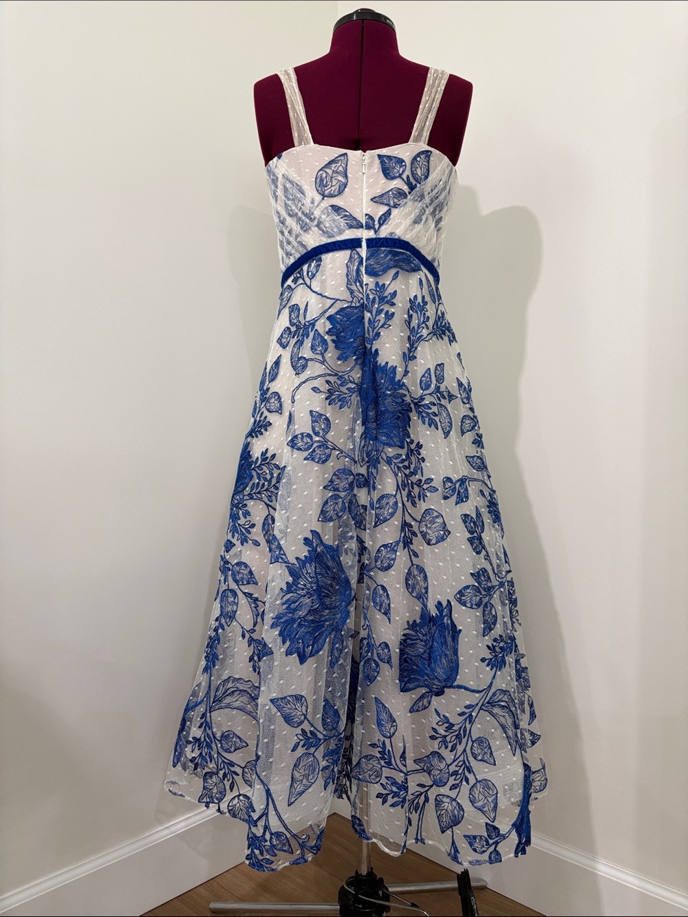 Blue and White Floral Lace Midi Dress with Sweetheart Neckline - Picture 4 of 4